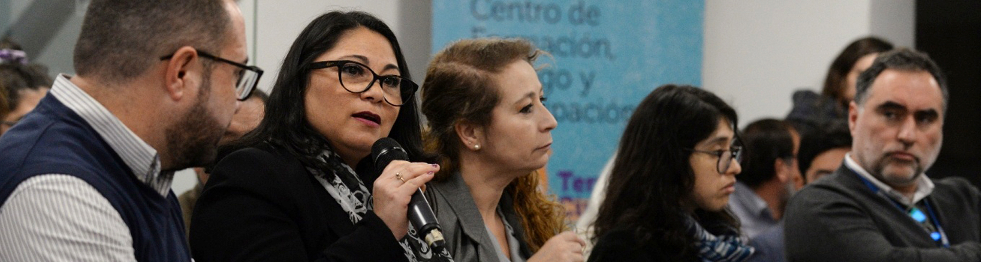 Grupo de personas en una sala