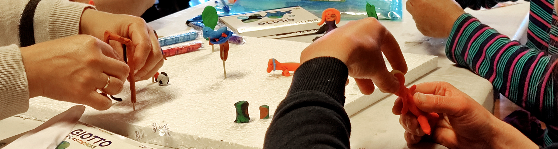 Manos formando figuras de plasticina