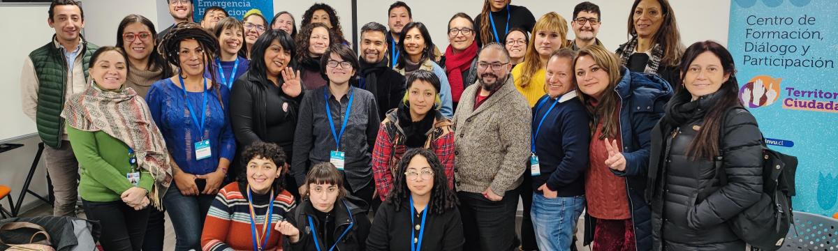 Grupo de personas reunidas en un lugar
