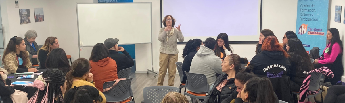 Mujer expone ante sala con personas