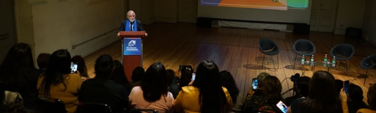 Ministro Montes habla desde un podio a personas sentadas en salón
