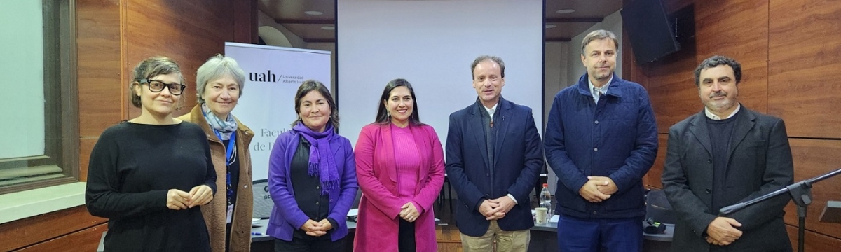 Grupo de personas de pie sonriendo a la cámara