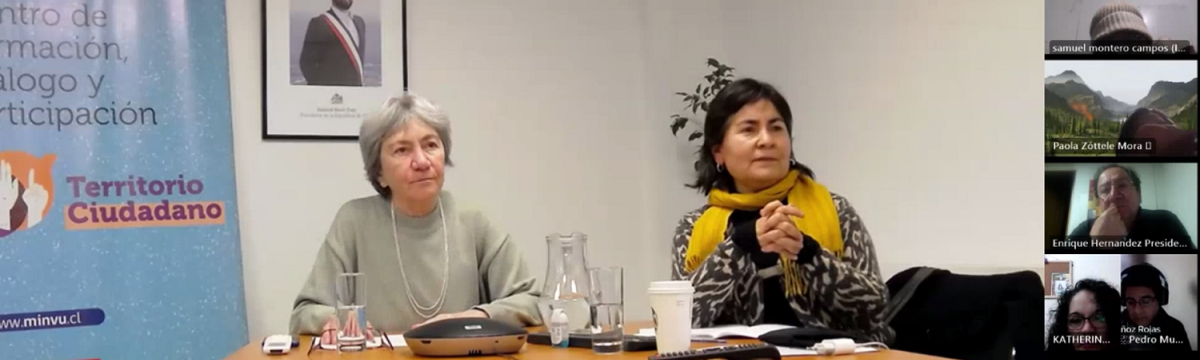 Dos mujeres mirando una pantalla, gente conectada a una sesión en línea