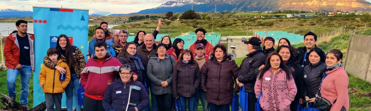 Grupo de personas posando para foto al aire libre