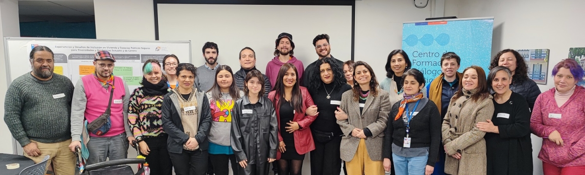 Grupo de personas de pie sonriendo a la cámara