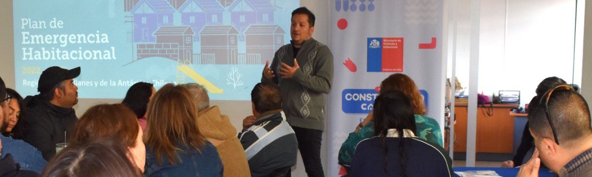 Personas en una sala, reunidas en actividad participativa