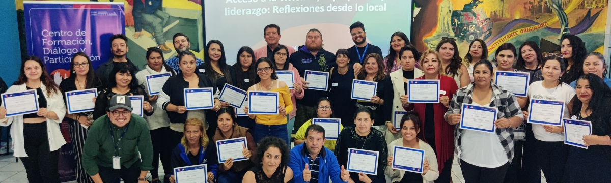 Grupo de personas de pie e hincadas sosteniendo certificados en sus manos
