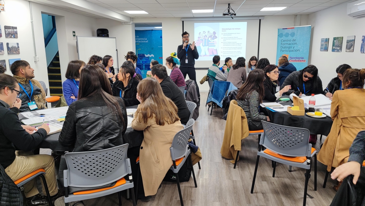 grupo de personas reunidas en una sala