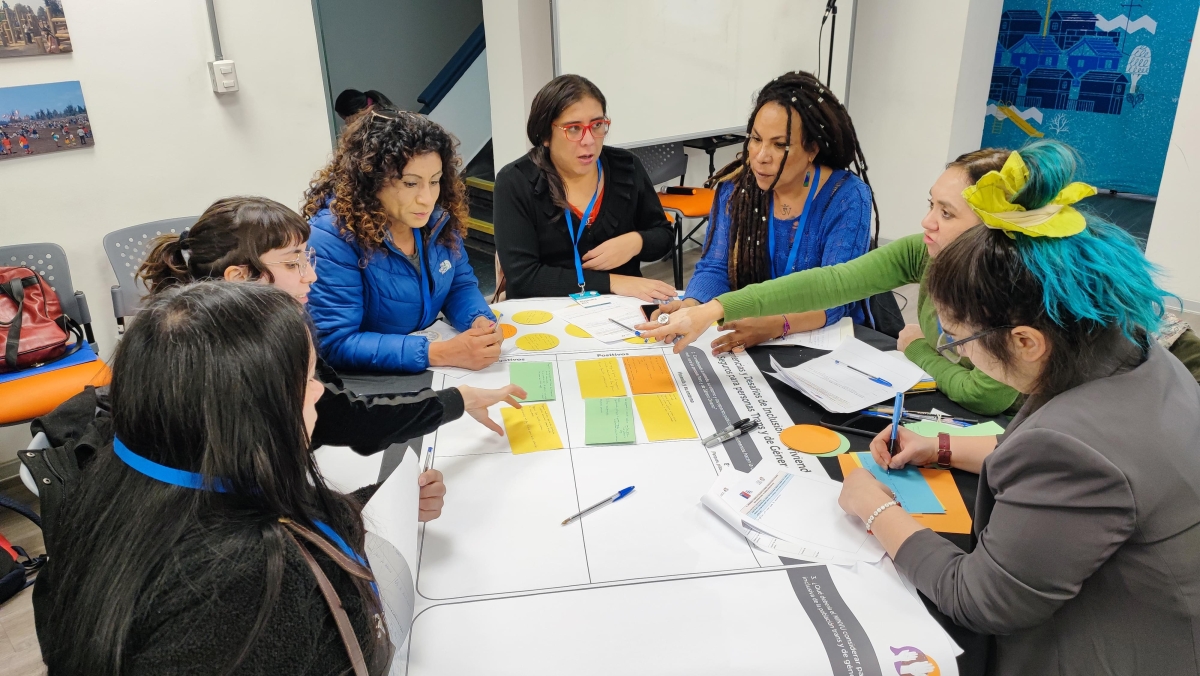 grupo de personas escribiendo en papeles de colores