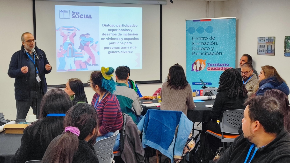 Grupo de personas reunidas en un lugar