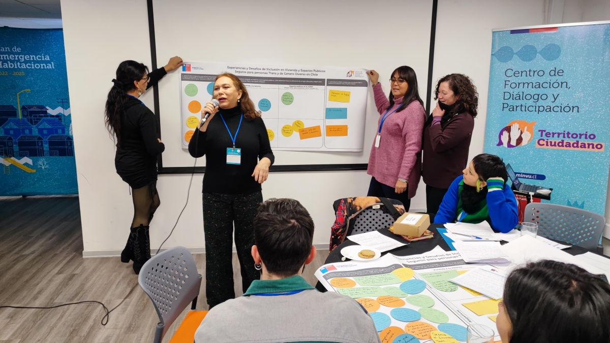 grupo de personas exponiendo