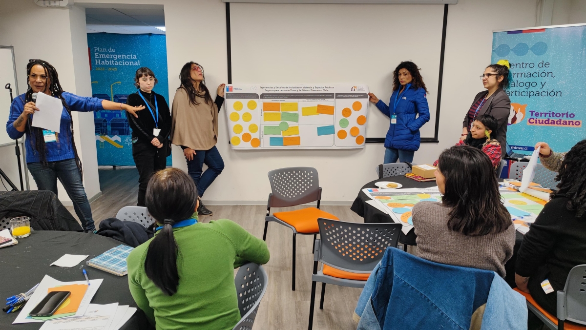 grupo de personas exponiendo papeles de colores