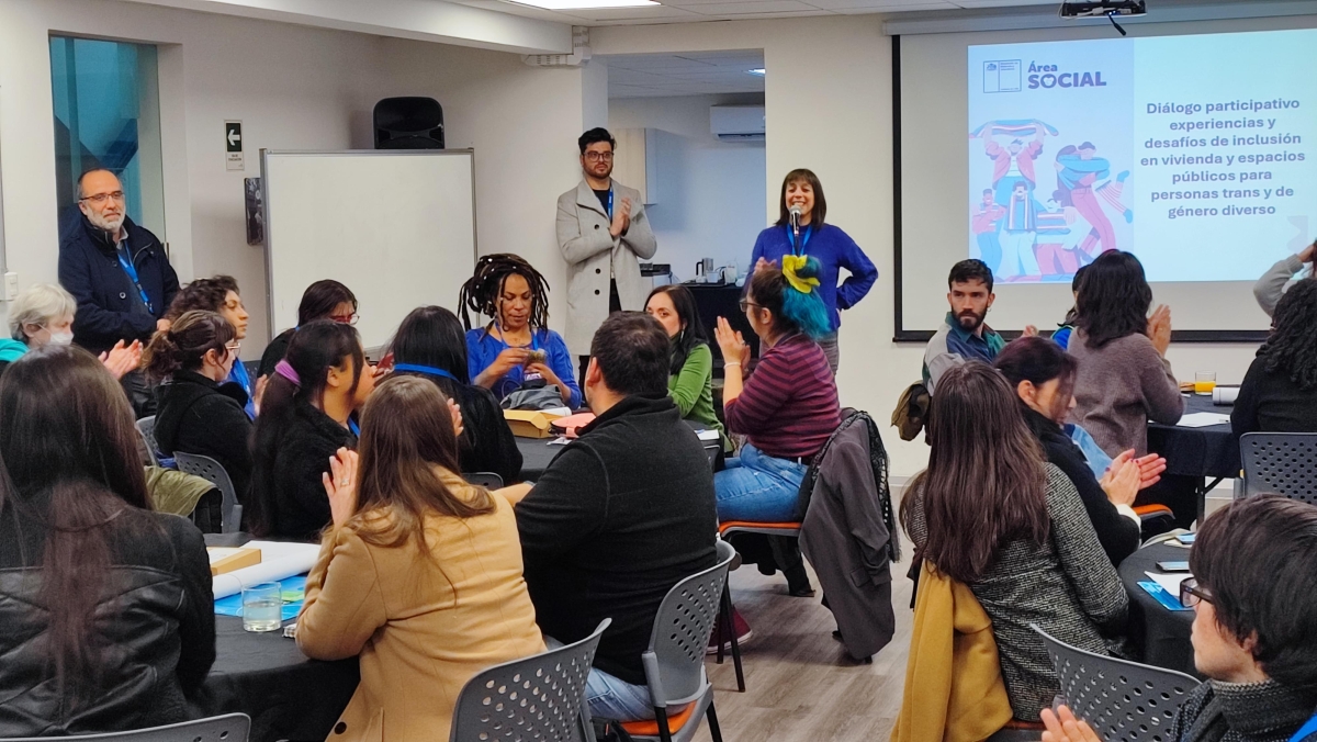 Grupo de personas reunidas en un lugar