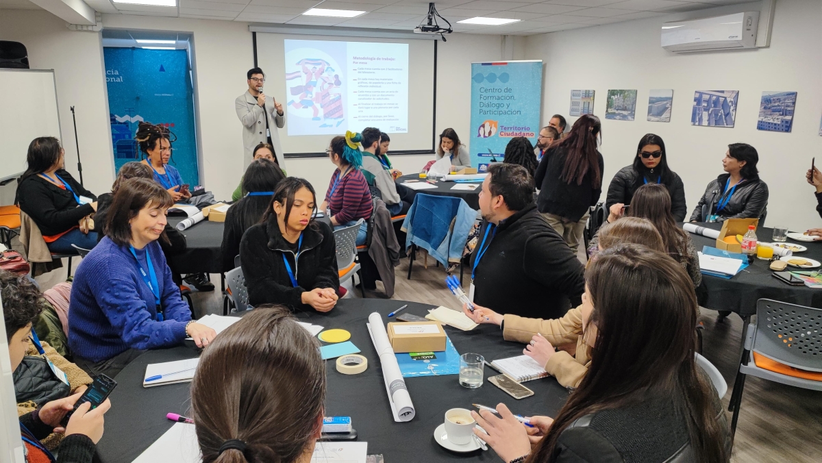Grupo de personas reunidas en un lugar