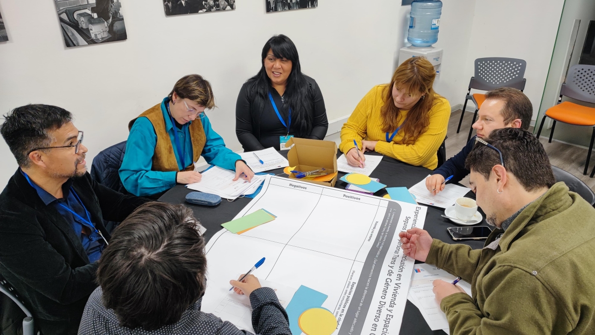 grupo de personas escribiendo en una mesa