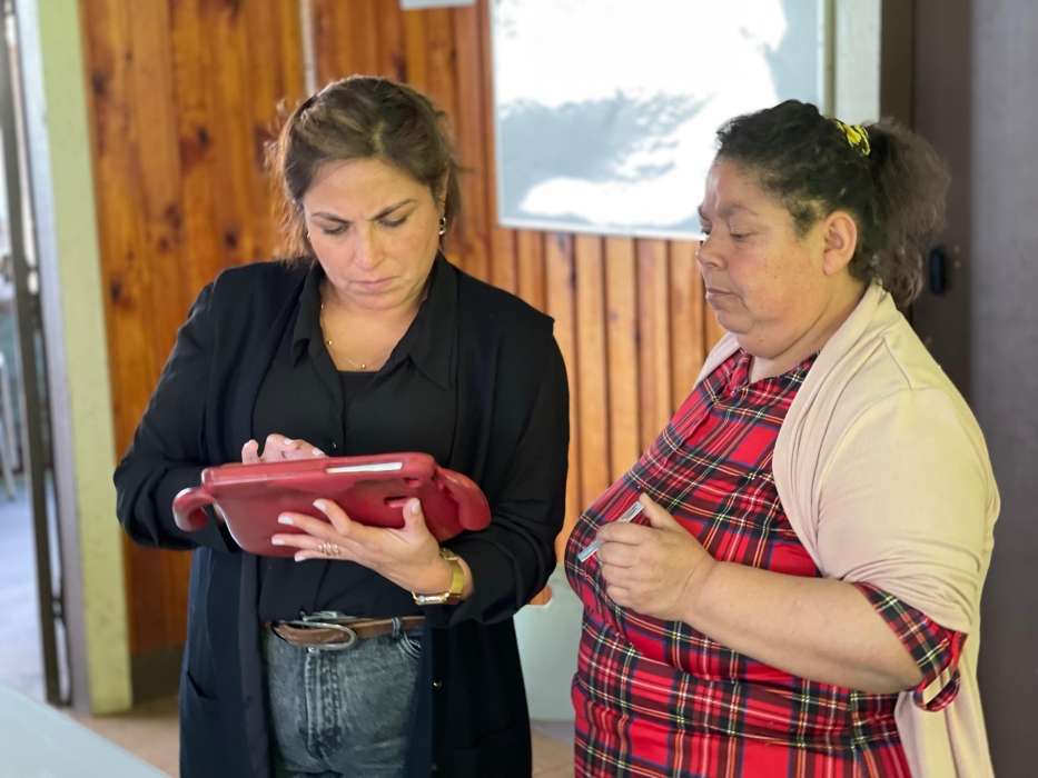 Personas de pie revisando una tablet