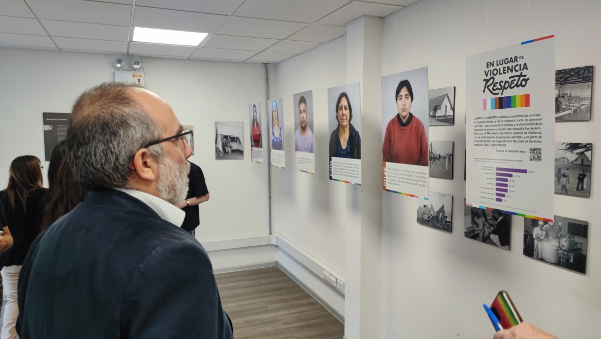 Hombre observando exposición sobre diversidades