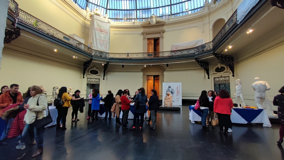 Grupo de personas conversando en hall del Museo de Bellas Artes