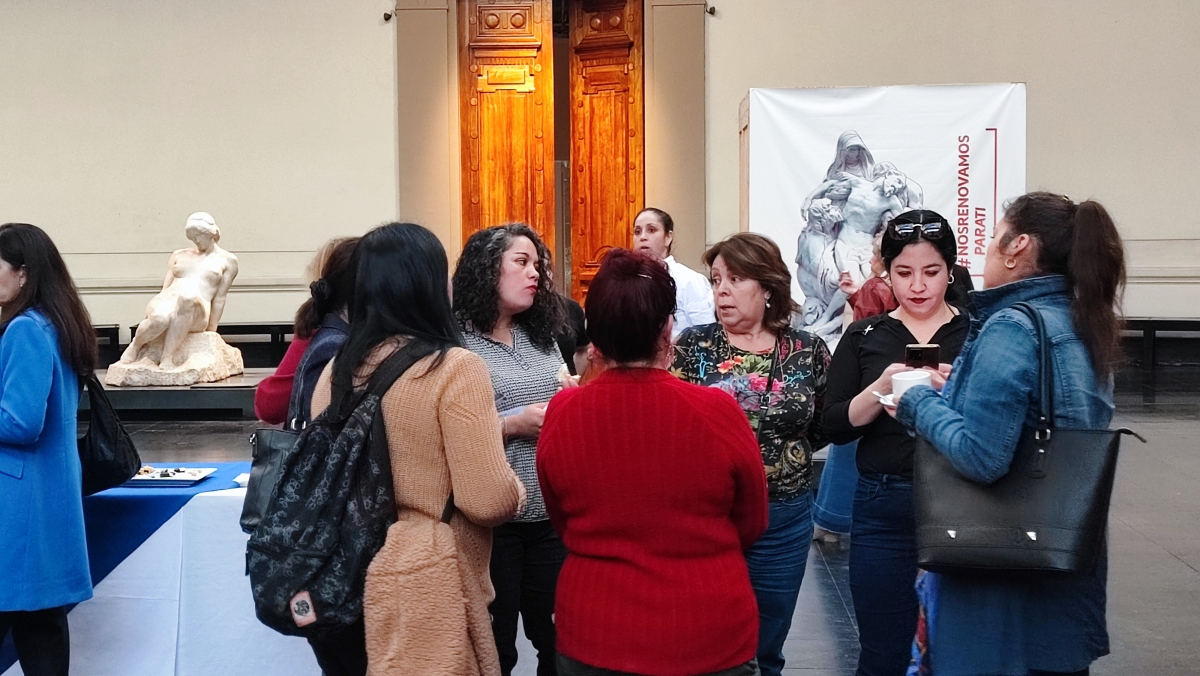 Grupo de personas conversando en hall del Museo de Bellas Artes
