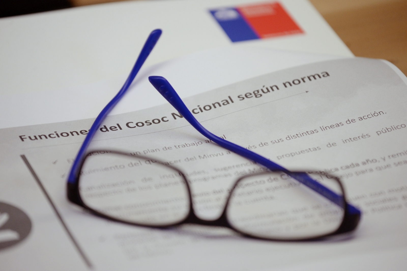 Un par de lentes sobre unos papeles