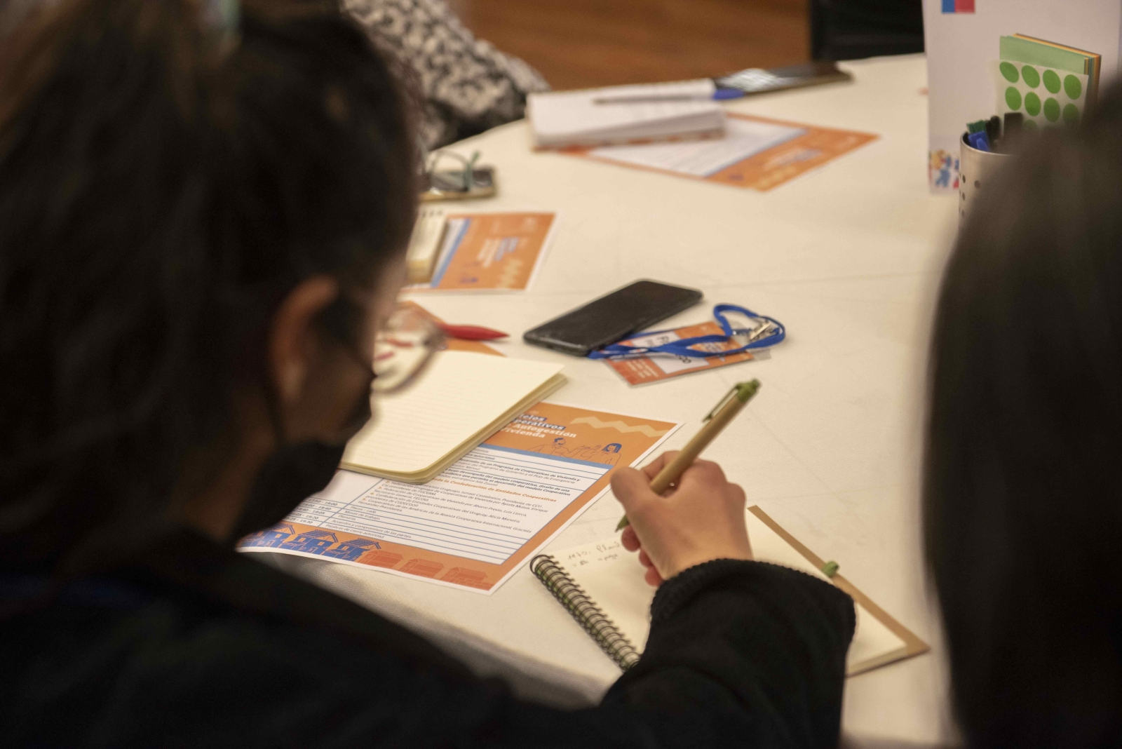 Una mujer escribiendo en una libreta