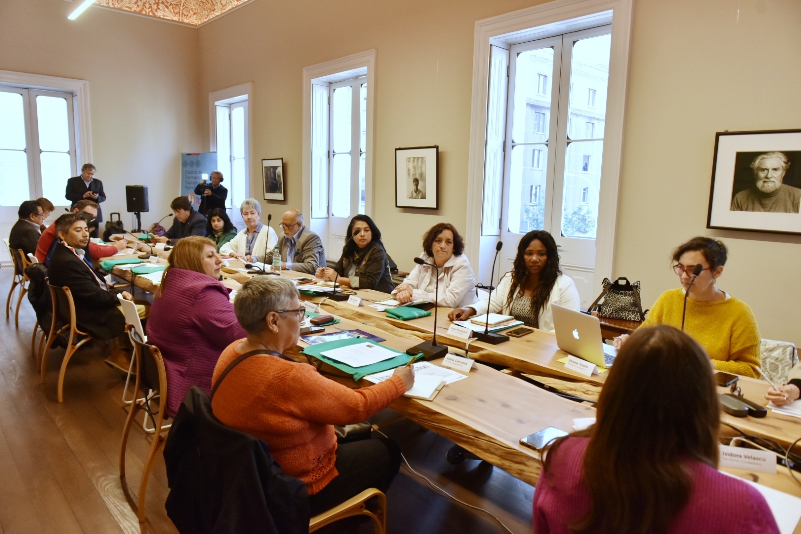 Personas reunidas en una mesa de un consejo