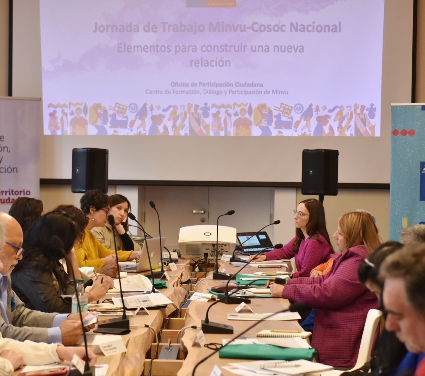 Personas reunidas en una mesa de un consejo