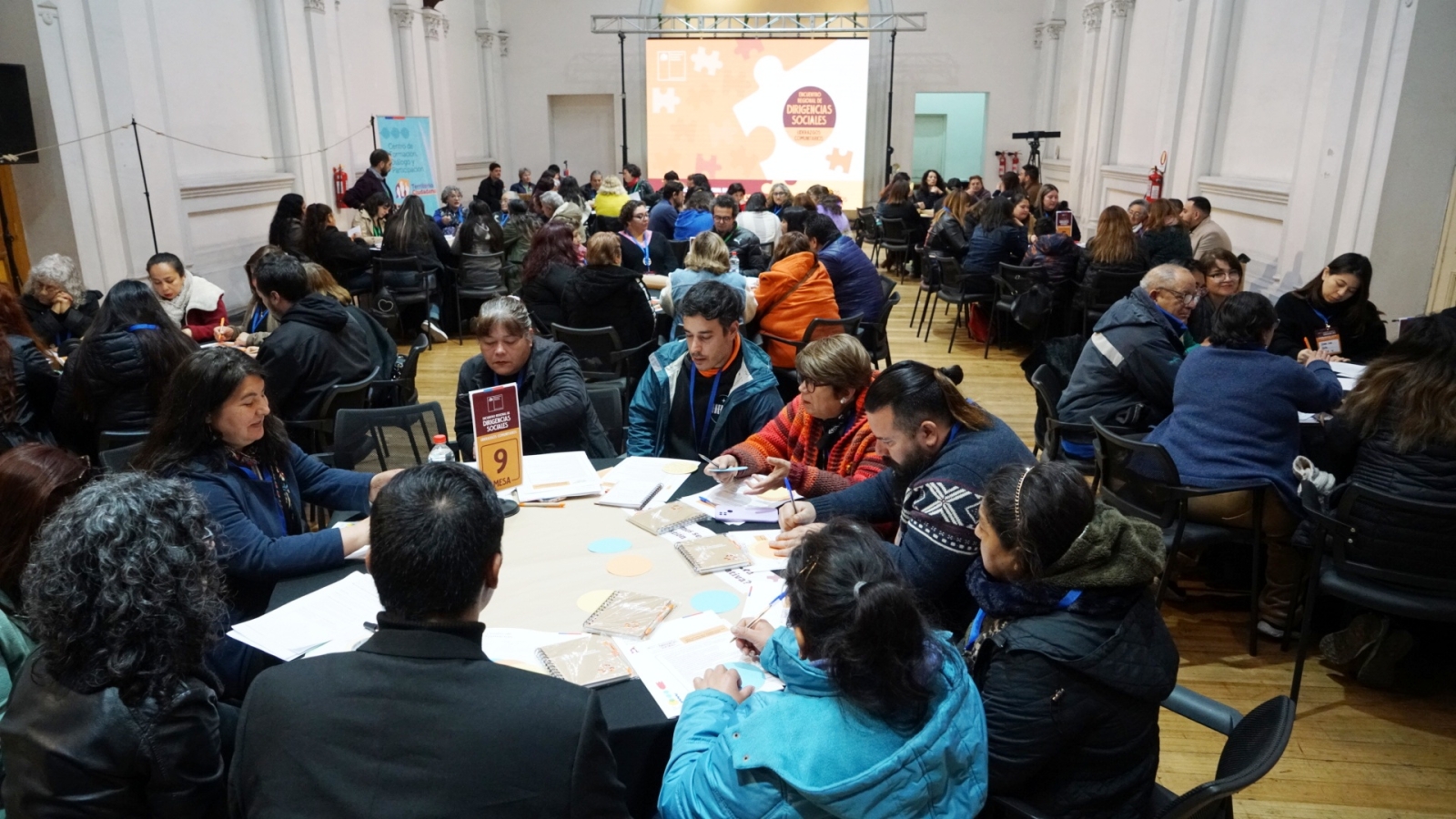 Personas reunidas trabajando