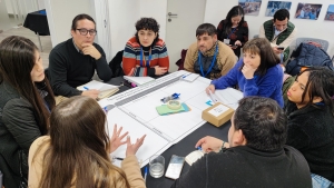 grupo de personas conversando en una mesa