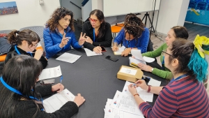 grupo de personas escribiendo en una mesa