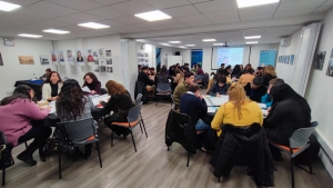 grupo de personas conversando en mesas 