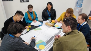 grupo de personas escribiendo en una mesa
