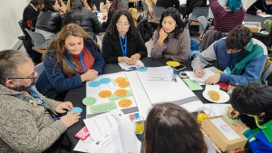 grupo de personas conversando en una mesa