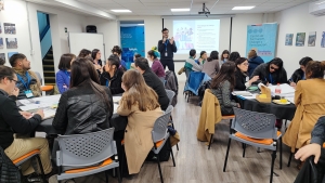 grupo de personas reunidas en una sala