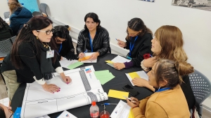 grupo de personas en una mesa 
