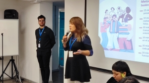 persona exponiendo una presentación de power point