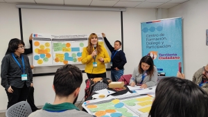 grupo de personas exponiendo