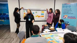 grupo de personas exponiendo