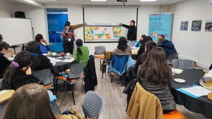 grupo de personas en una sala
