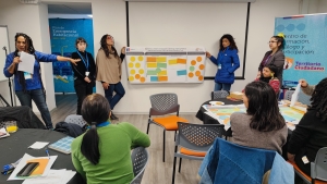 grupo de personas exponiendo papeles de colores