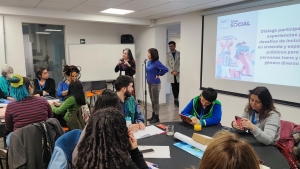 Grupo de personas reunidas en un lugar