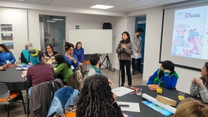Grupo de personas reunidas en un lugar
