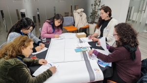 Grupo de personas anotando cosas sobre un papel en una mesa