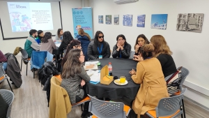 Grupo de personas sentadas en una mesa conversando