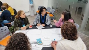 Grupo de personas conversando en una mesa