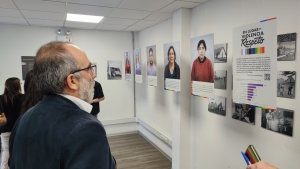 Hombre observando exposición sobre diversidades