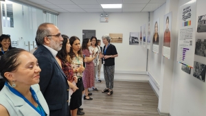 Personas observando exposición sobre diversidades