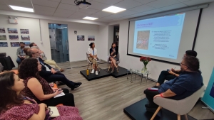 Mujer exponiendo en conversatorio