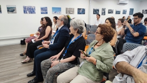 Personas escuchando en conversatorio