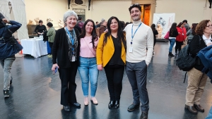 Cuatro personas de pie sonríen para foto en hall del Museo de Bellas Artes